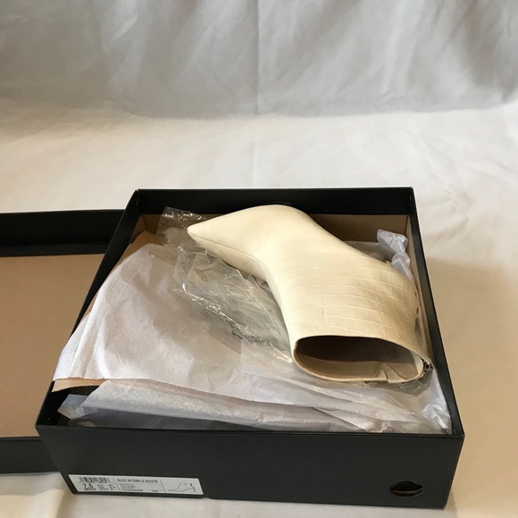 Kenneth Cole Riley 85 Simple Bootie - Picture 4 of 5